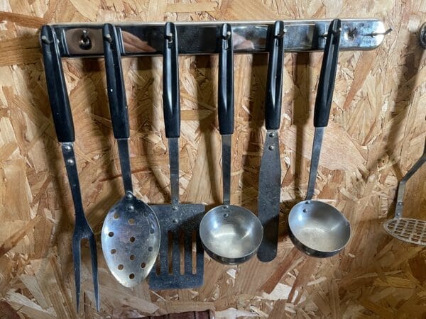 THB9256 utensils kitchen assorted on chrome wall rack Skyline