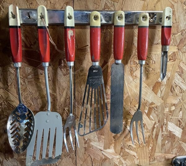THB9256 utensils kitchen assorted on chrome wall rack Skyline